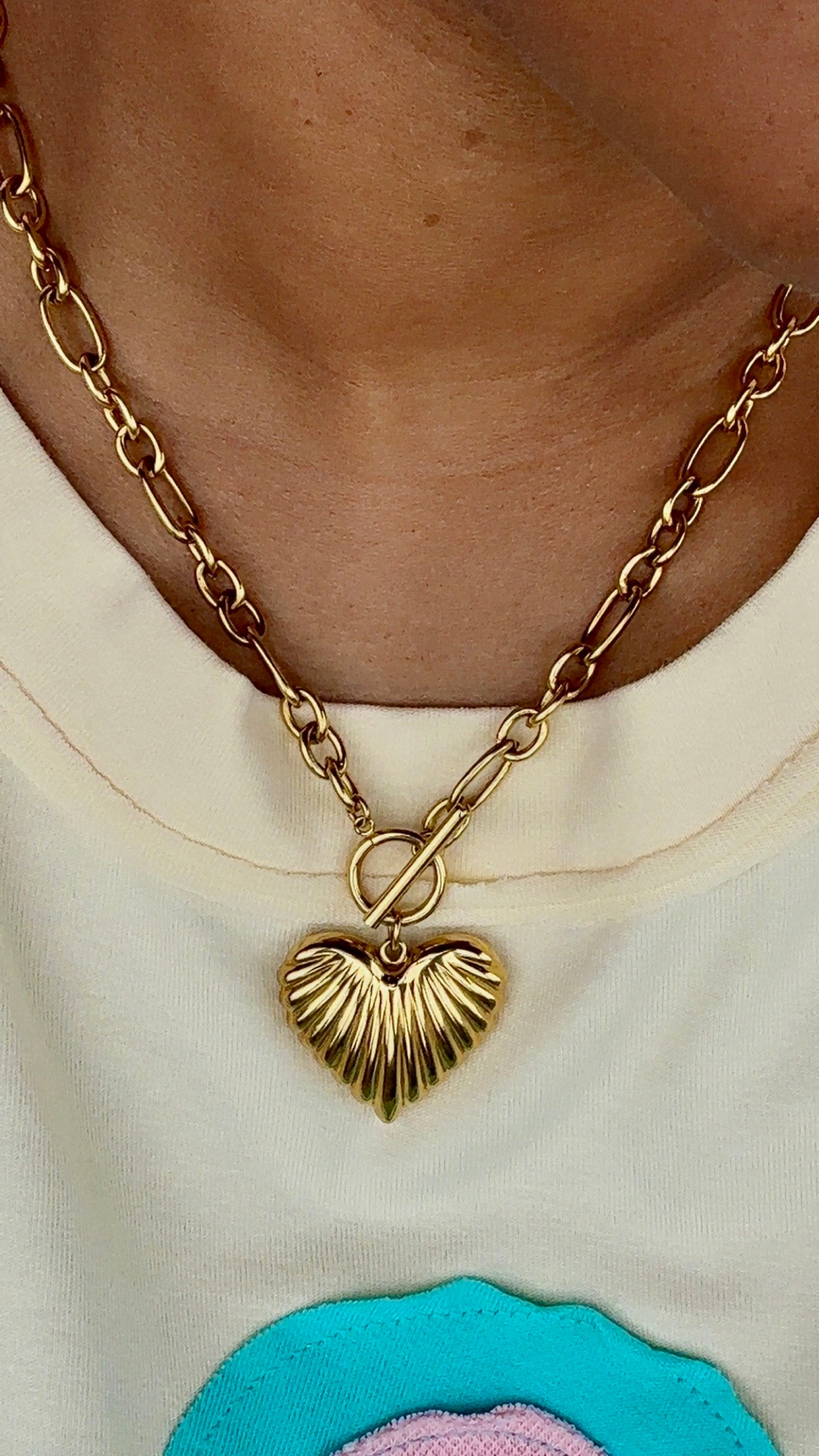 Gold Shell Heart Buckle Necklace Front Closure